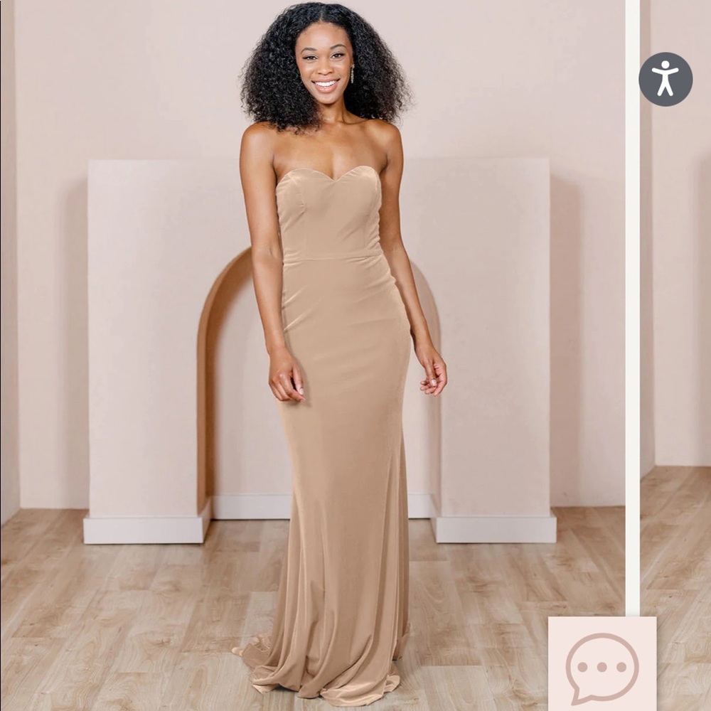 Revelry Quinn Velvet Gold Champagne Size 4
